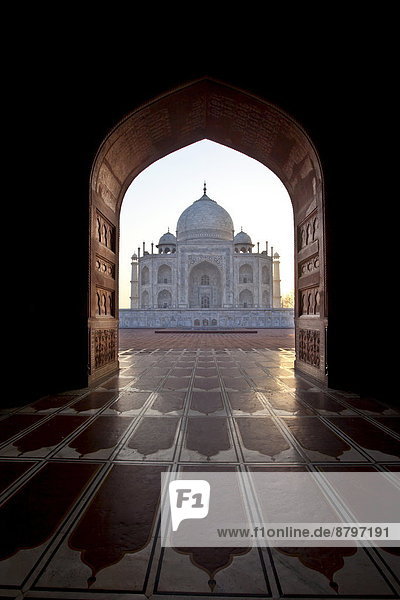 sehen  Boden  Fußboden  Fußböden  Morgendämmerung  Ansicht  Kachel  Indien  Matte  Mausoleum  Moschee  Gebet  Uttar Pradesh