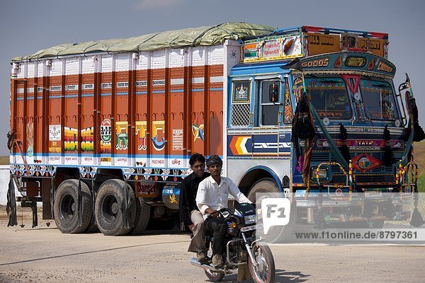 fahren Nostalgie Indianer Lastkraftwagen Motorradfahrer Rajasthan