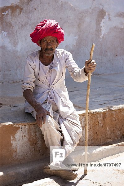 Alter Mann Mit Turban Und Dhoti Beinkleid Bei Der Arbeit Vor Seinem Wohnhaus Wuste Thar Rajasthan Indien Asien
