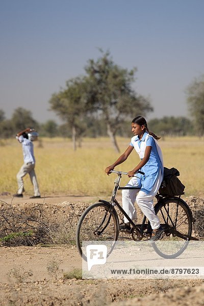 nahe  fahren  Indianer  Schule  jung  Fahrrad  Rad  Mädchen  Rajasthan