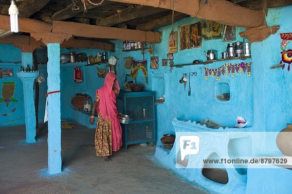 hoch oben Frau Tradition Wohnhaus Dorf blau streichen streicht streichend anstreichen anstreichend Hinduismus Rajasthan