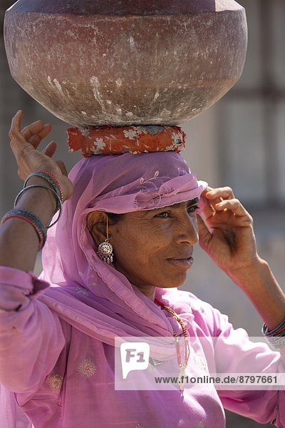 Wasser  Frau  Dorf  Indianer  Ziehbrunnen  Brunnen  Schönheit  Rajasthan  Sari