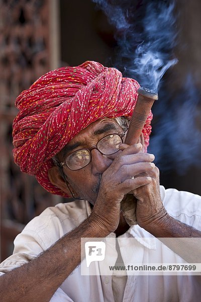 Mann  Tradition  Rauch  Dorf  Indianer  Kleidung  Lehm  Rajasthan  Turban