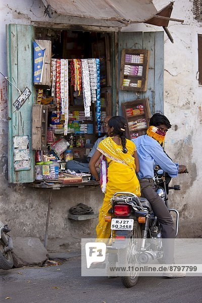Young Indian couple out shopping in old town Udaipur  Rajasthan  Western India