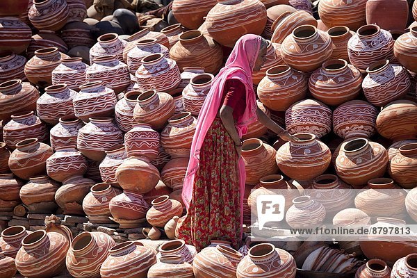 Wasser Frau Stadt Indianer verkaufen Lehm alt Rajasthan Udaipur