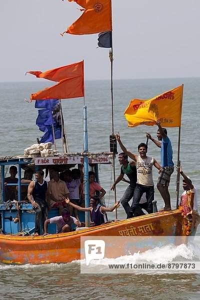Farbaufnahme Farbe Mann Fest festlich Reise Boot jung zeigen Festival Hinduismus Bombay Indien indische Abstammung Inder