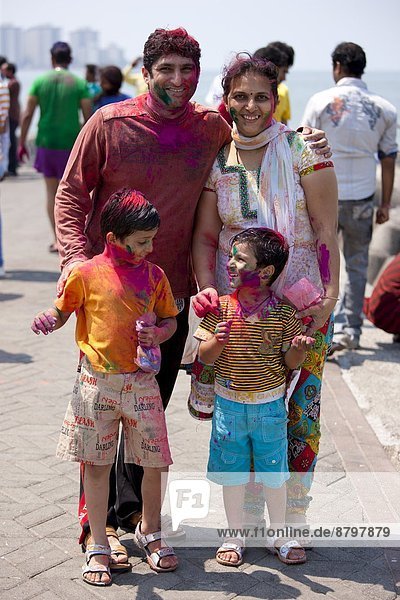 Farbaufnahme  Farbe  Fest  festlich  Gesichtspuder  bemalen  zeigen  Festival  Hinduismus  Bombay  Indien  indische Abstammung  Inder