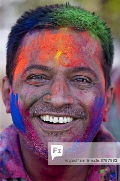 Farbaufnahme Farbe Mann Fest festlich Gesichtspuder bemalen Festival Hinduismus Bombay Indien indische Abstammung Inder Maharashtra