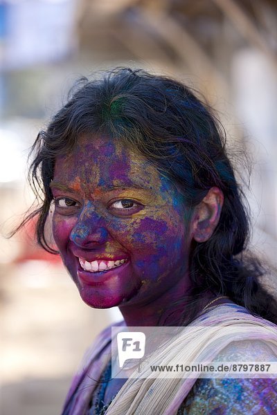 Farbaufnahme  Farbe  Frau  Fest  festlich  Gesichtspuder  bemalen  Festival  Hinduismus  Bombay  Indien  indische Abstammung  Inder  Maharashtra