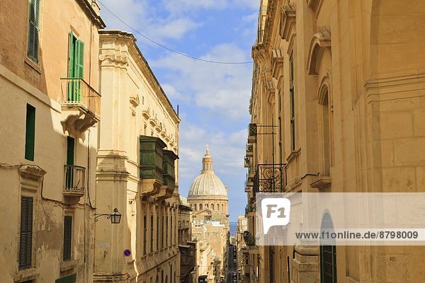 Kuppel Valletta Hauptstadt Europa Straße grün Balkon Kirche Ansicht Jalousie Kuppelgewölbe Malta schmal