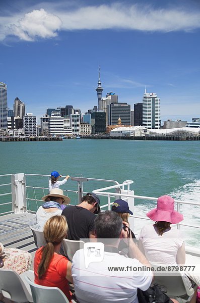 Hafen  Fähre  abreisen  Passagier  Pazifischer Ozean  Pazifik  Stiller Ozean  Großer Ozean  neuseeländische Nordinsel  Auckland  Neuseeland  Waitemata