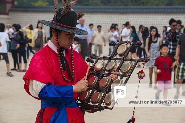 Ceremonial changing of the guard  Gyeongbokgung Palace  Seoul  South Korea  Asia