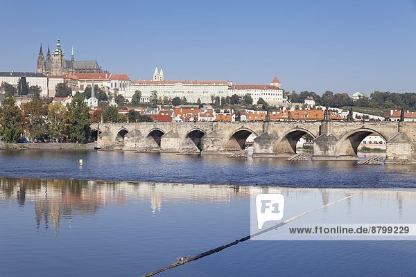 Prag  Hauptstadt  Europa  Palast  Schloß  Schlösser  über  Brücke  Fluss  Tschechische Republik  Tschechien  Ansicht  Moldau  UNESCO-Welterbe  Böhmen  Ortsteil