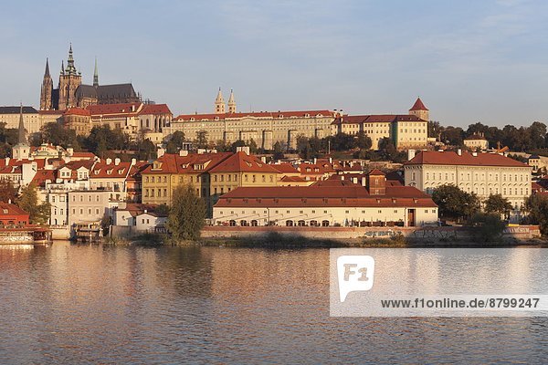 Prag  Hauptstadt  Europa  Palast  Schloß  Schlösser  über  Fluss  Tschechische Republik  Tschechien  Ansicht  Moldau  UNESCO-Welterbe  Böhmen  Ortsteil