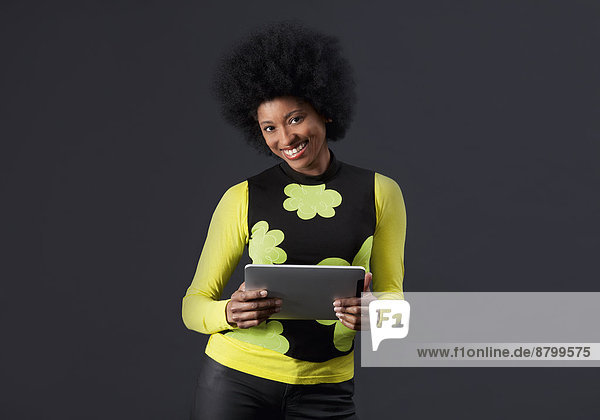 Junge dunkelhäutige Frau mit Tablet-PC