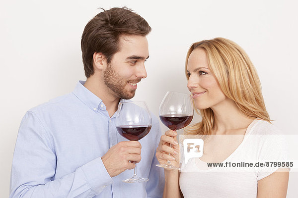 Glückliches Paar  mit Glas Rotwein  Halbporträt