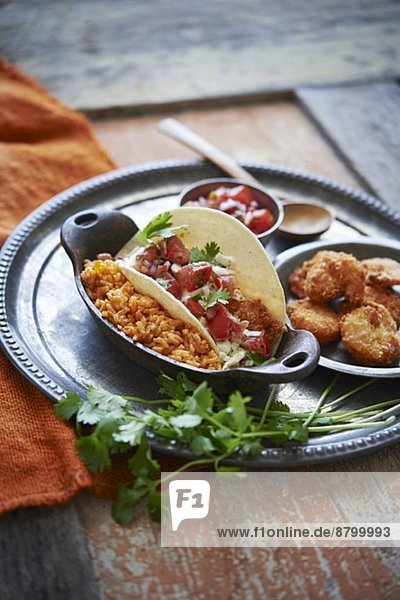 Knusprige Garnelen-Tacos mit Salsa Pico de Gallo  Kreuzkümmel-Krautsalat  Koriandergrün und Tomatenreis