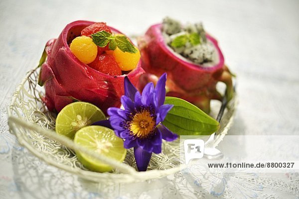 Fruchtsalate mit Melone und Pitahaya