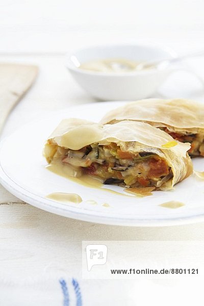 Gemüsestrudel mit Sauce