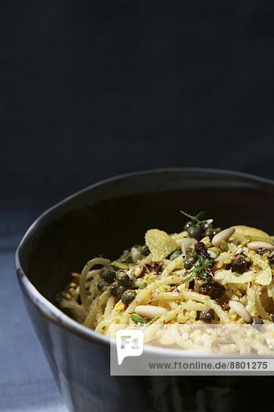 Pasta al limone Spaghetti mit Zitrone, Kapern, Rosinen und Pinienkernen