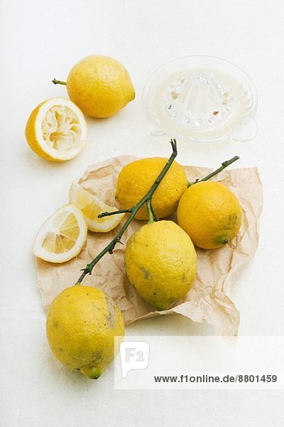 Sizilianische Zitronen: ganz  halbiert & ausgepresst