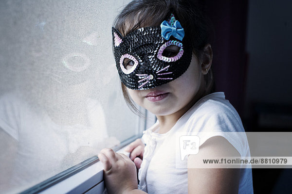 Kleines Mädchen mit Maske