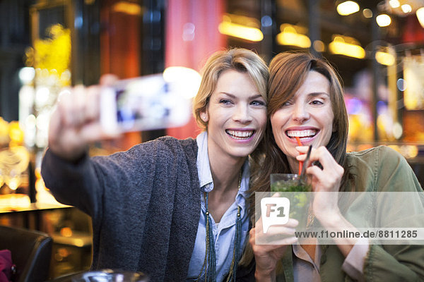 Frauen in der Bar beim Selbstporträt mit Fotophon
