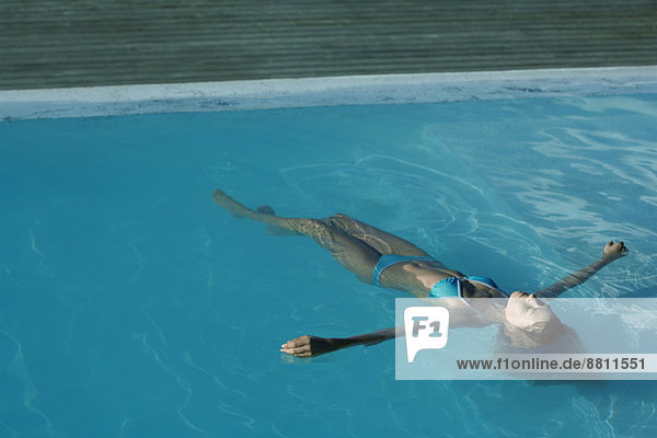 Junge Frau schwimmt im Schwimmbad