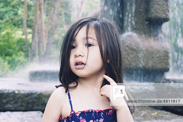 Kleines Mädchen am Wasserbrunnen  Portrait
