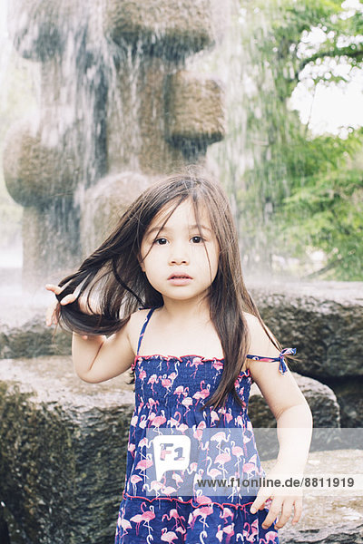 Kleines Mädchen am Wasserbrunnen  Portrait