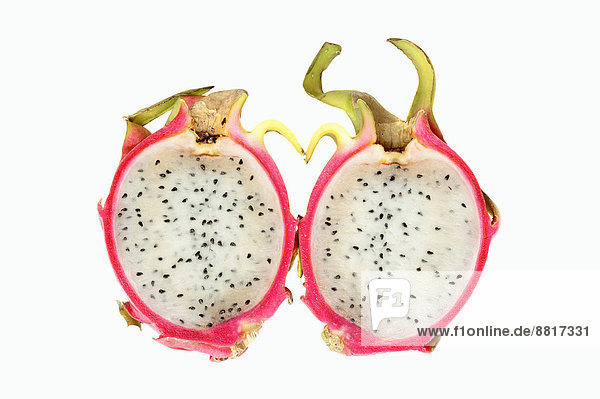 Drachenfrucht oder Pitahaya (Hylocereus undatus) halbierte Frucht