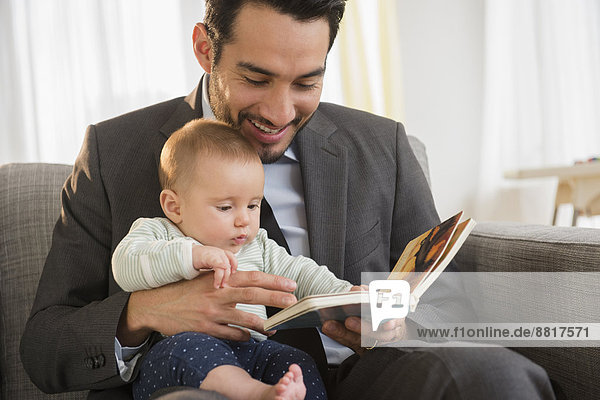 Couch  Menschlicher Vater  Baby  vorlesen