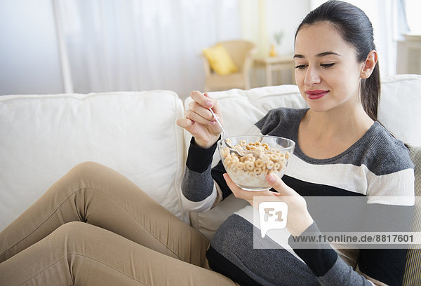 Europäer Frau Couch Schwangerschaft essen essend isst