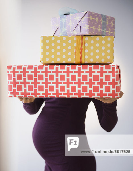 Geschenk Europäer Frau halten Verpackung Schwangerschaft umwickelt