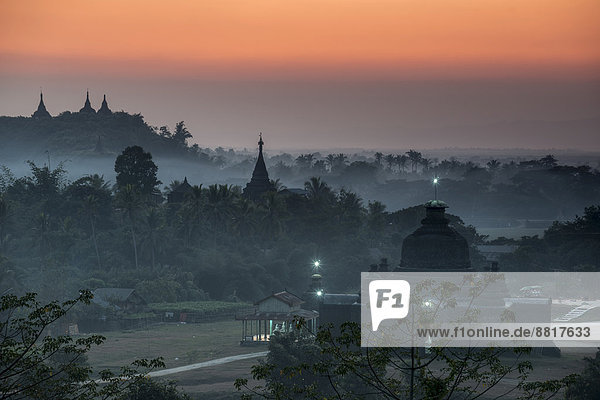 Laymyethna Pagode oder Tempel in der blauen Stunde  Mrauk U  Sittwe-Division  Rakhaing Staat  Myanmar