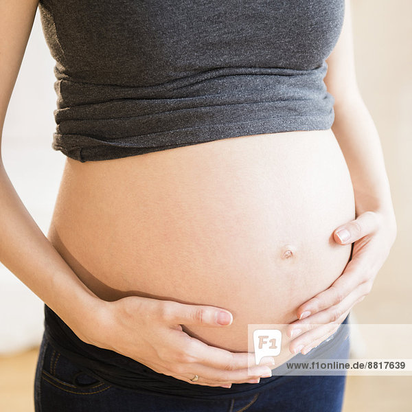 Europäer  Frau  halten  Schwangerschaft