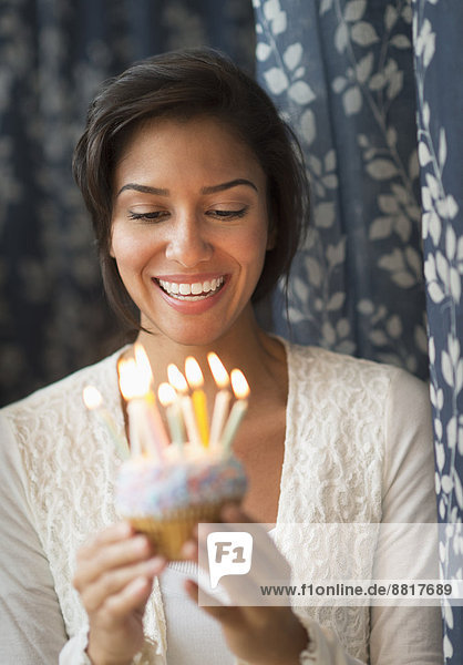 beleuchtet  Frau  sehen  Hispanier  Geburtstag  Kerze  cupcake