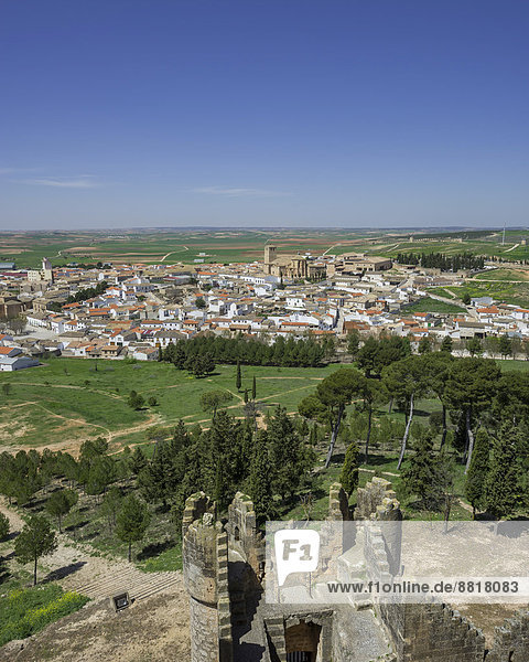 Ausblick von den Wehrmauern des Castillo de Belmonte auf den Ort Belmonte  Provinz Cuenca  Kastilien-La Mancha  Spanien
