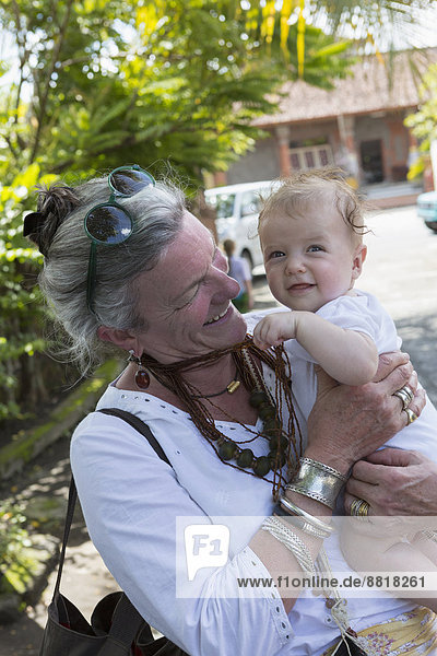 Europäer  Fröhlichkeit  Junge - Person  halten  Großmutter  Baby