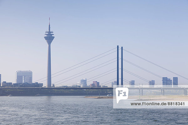 Rheinturm  Rheinkniebrücke  Düsseldorf  Nordrhein-Westfalen  Deutschland
