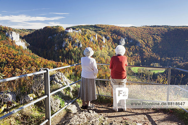 Zwei ältere Damen betrachten die Aussicht über den Donaudurchbruch auf Burg Wildenstein  Naturpark Obere Donau  Schwäbische Alb  Baden-Württemberg  Deutschland