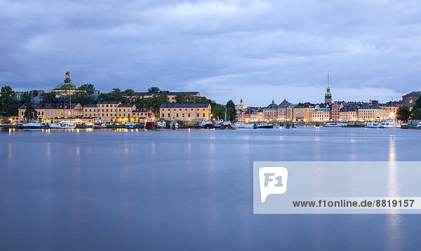 Ehemalige Kasernengebäude auf der Stockholmer Insel Skeppsholmen  rechts der Stadtteil Södermalm  Stockholm  Stockholms län  Schweden