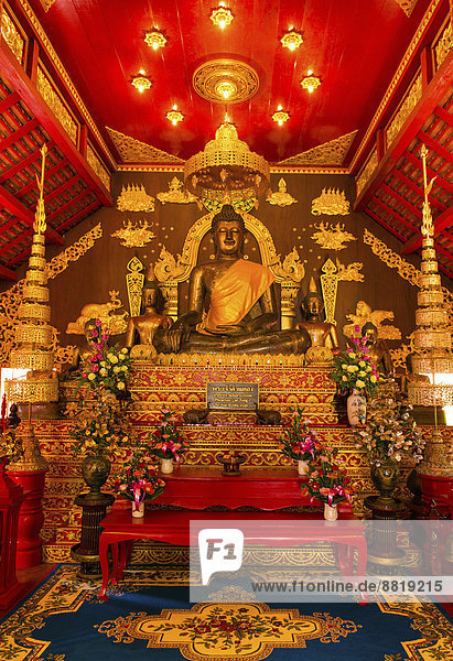 Historischer Bronze-Buddha im Viharn des Phra Kaeo  Wat Phra Kaew  Chiang Rai  Provinz Chiang Rai  Nordthailand  Thailand