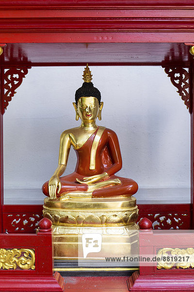 Thailändische Buddhafigur im Wat Phra Kaeo  Wat Phra Kaew  Chiang Rai  Provinz Chiang Rai  Nordthailand  Thailand