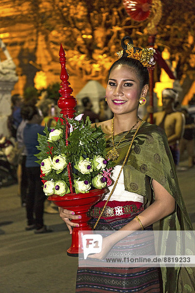 Junge Frau in traditioneller Tracht  Festzug  Loi Krathong Lichterfest  Loy  Chiang Mai  Nordthailand  Thailand