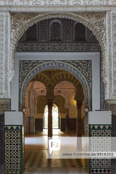 Salon der Botschafter im Alcázar von Sevilla  Ausblick durch die Tür des Hofs der Puppen  Sevilla  Andalusien  Spanien