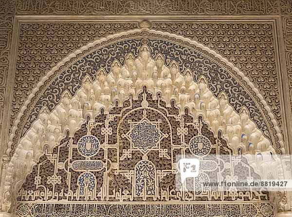 Maurische Verzierungen in der Halle der zwei Schwestern  Sala de las dos Hermanas  Alhambra  Granada  Andalusien  Spanien