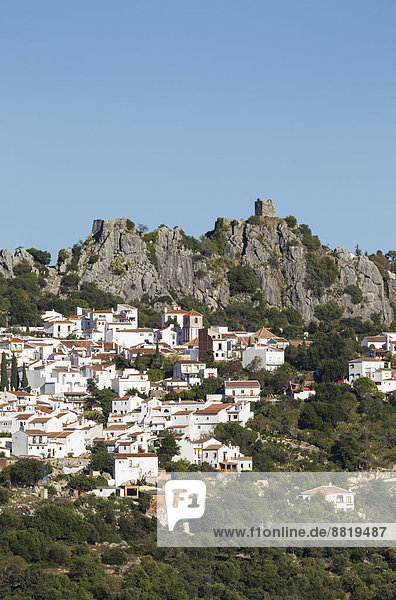 Das weiße Dorf Gaucín unterhalb einer maurischen Festung  Provinz Málaga  Andalusien  Spanien