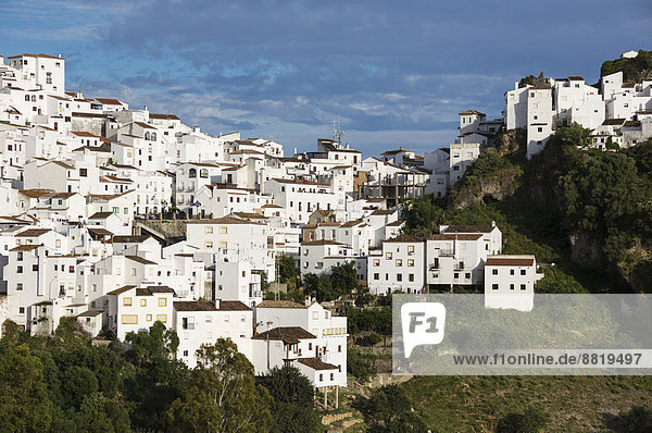Hügel festhalten Stadt weiß Andalusien Casares Spanien steil