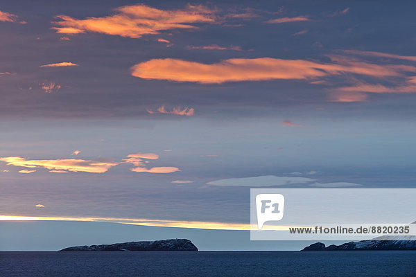 Wolken im Abendlicht  Gletscher  Hinlopenstraße  Spitzbergen Inselgruppe  Svalbard und Jan Mayen  Norwegen